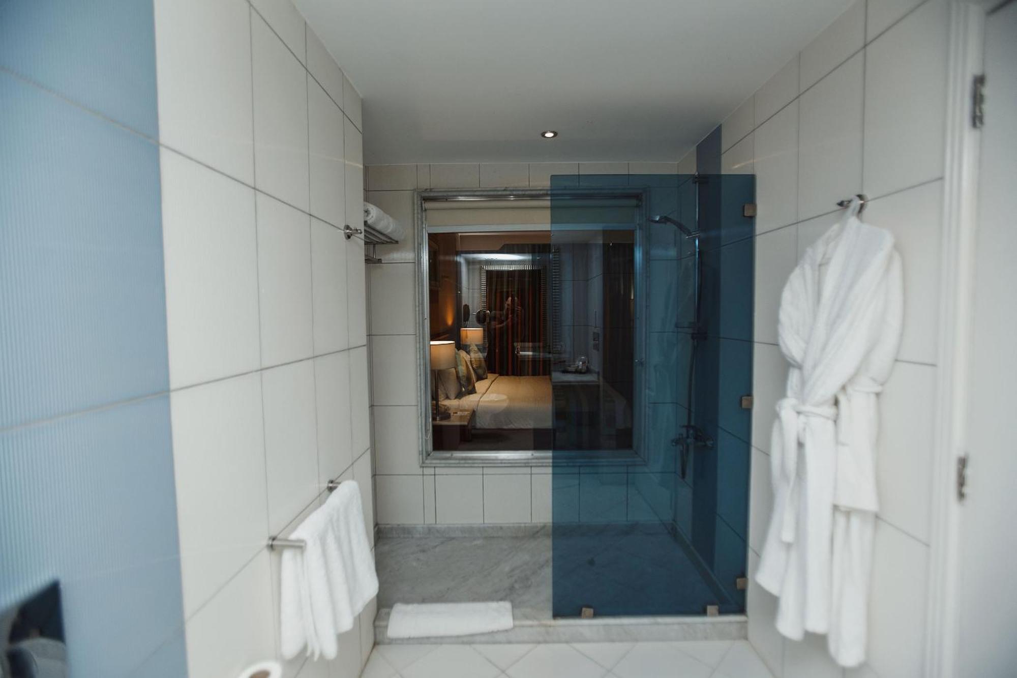 Xperience Kiroseiz Parkland Hotel ชาร์มเอลชีค ภายนอก รูปภาพ A shower with a sliding door