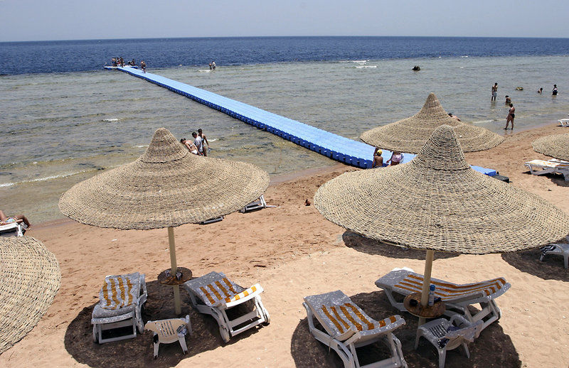 Xperience Kiroseiz Parkland Hotel ชาร์มเอลชีค ภายนอก รูปภาพ A floating pontoon at a beach
